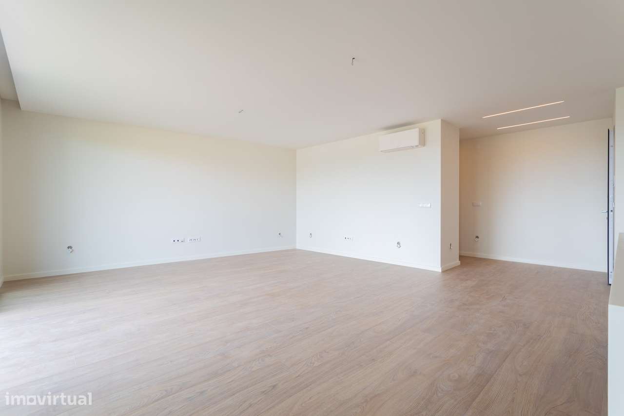 Apartamento T3 Novo a Estrear | 3 Suites | Vista Rio | Garagem Box | C-13