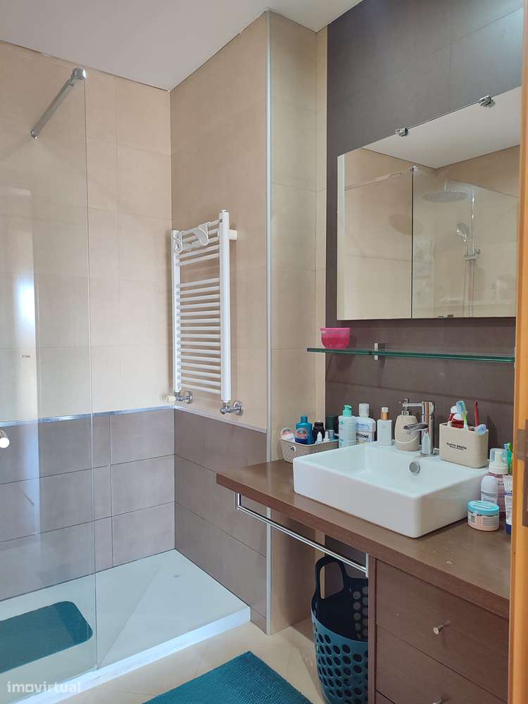 Moradia T4(2 suites) + escritório, cond.fechado à Estrada Nacional N.1-25