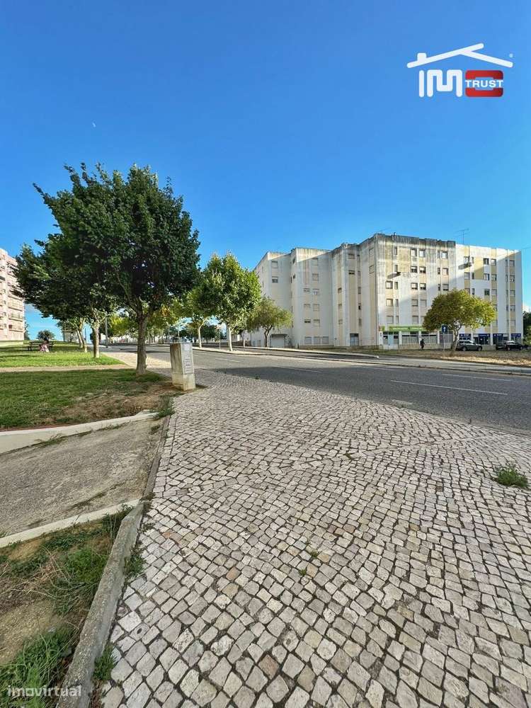 Fantástica Garagem no Carregado - Grande imagem: 5/15