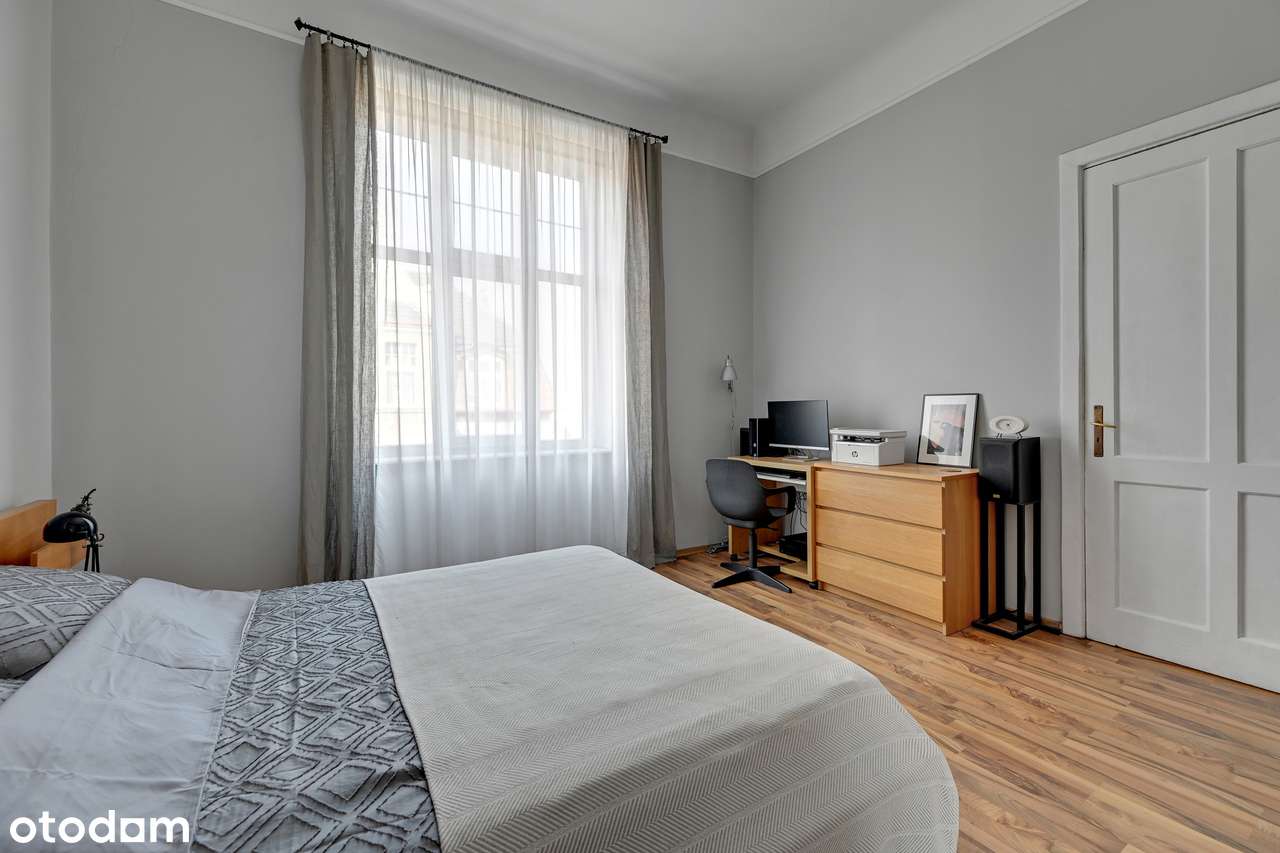 Ikona Gdańska za oknem | Przestronne mieszkanie w kamienicy 109 m²-2