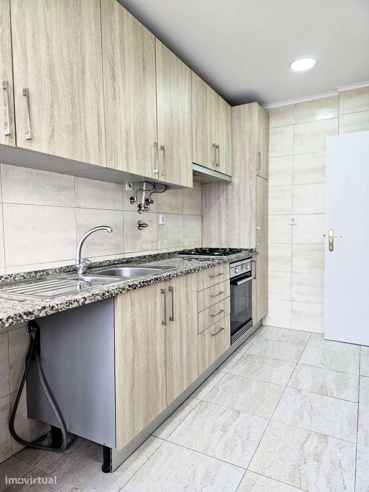 T1 em Linda-a-Velha – Cozinha Remodelada e Excelente Localização-7
