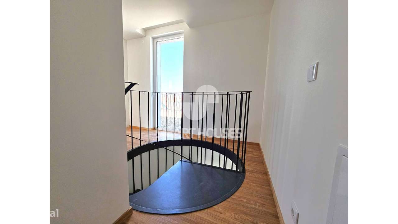 Moradia T3 c/ terraço centro São Romão-24