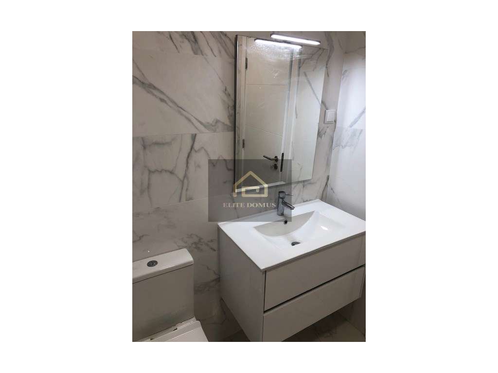 T1 Totalmente Remodelado com elevador e junto ao Metro - Reboleira!-13