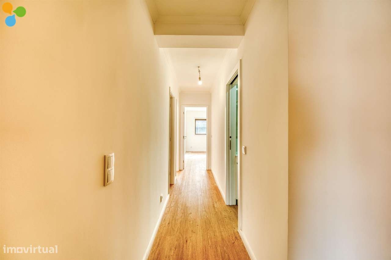 T2+1 Renovado com Varandas e Lugar de Garagem | Próximo da Rotunda da-8