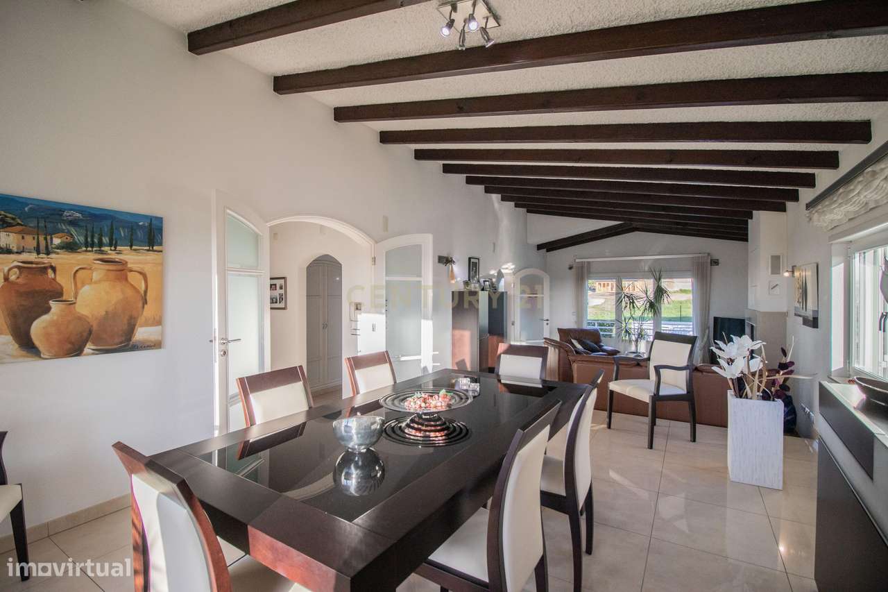 Moradia com piscina, terreno e anexos em Vieira de Leiria e a 2km da p-50