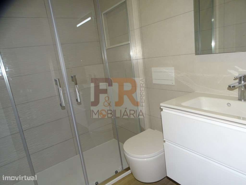 Moradia Geminada Triplex T3+1 com Cave Fernão Ferro-21