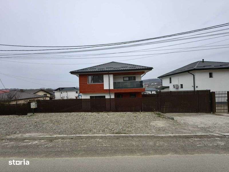 CASA  P+1E - la soseaua  principala Iasi-Barnova  4km de la Han - Imagine principală: 3/8