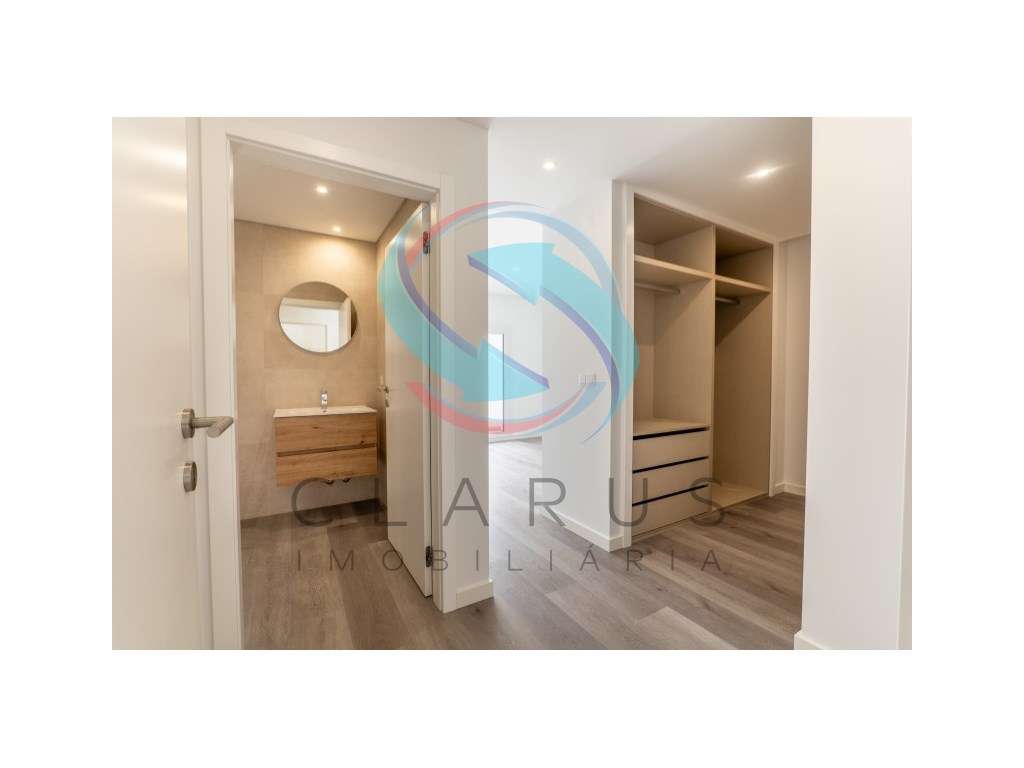 Moradia geminada à venda na Rua Infante Dom Henrique s/n-8