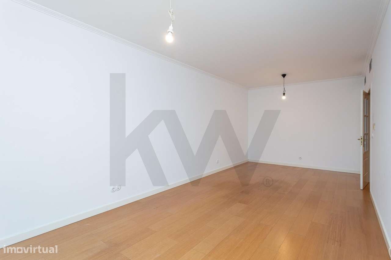 Praça de Espanha | T1 c/ estacionamento e varanda em Edf. de prestígio-7