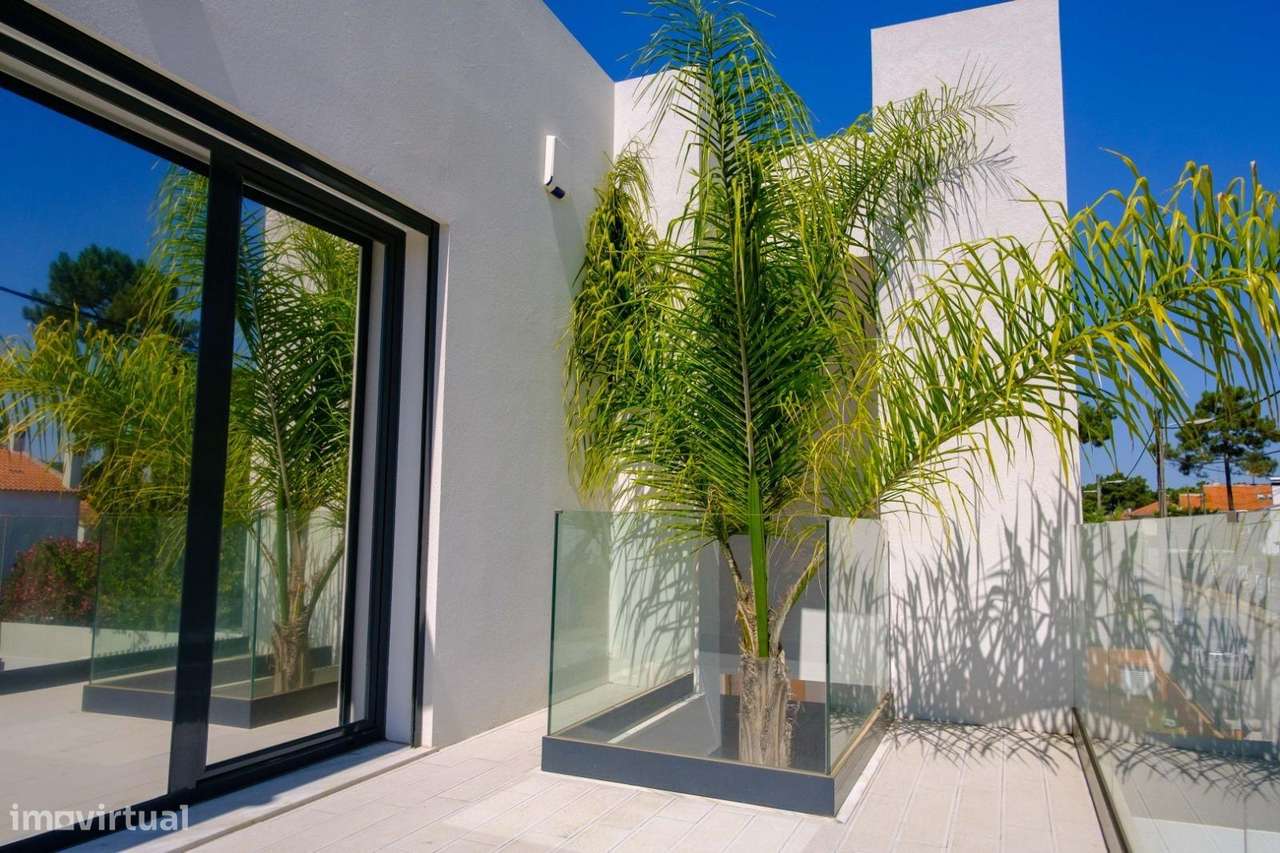 Moradia T4 com Piscina e Jardim na Aroeira, Almada-36