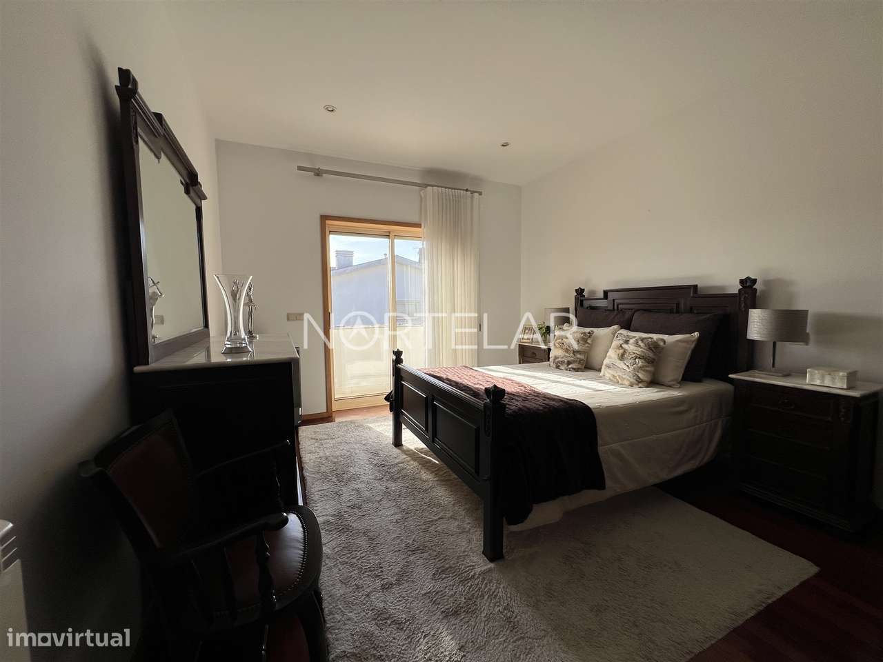 Moradia T3 com jardim e 3 frentes em Famalicão-17