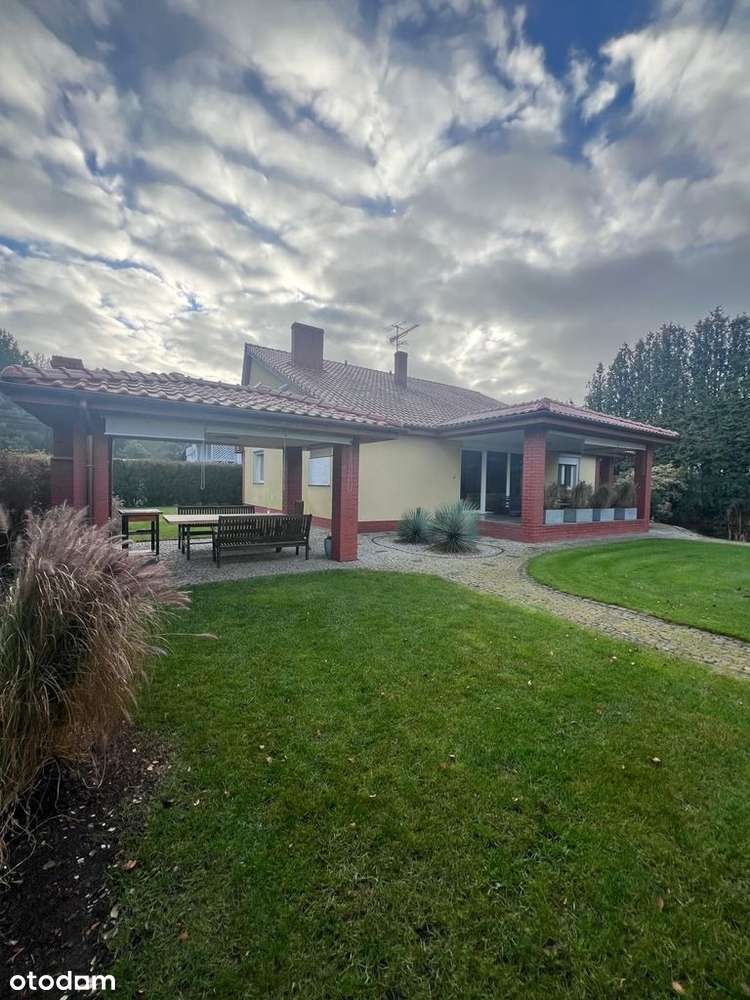 Dom i wielki garaż z mieszkaniem. Okazja!-1