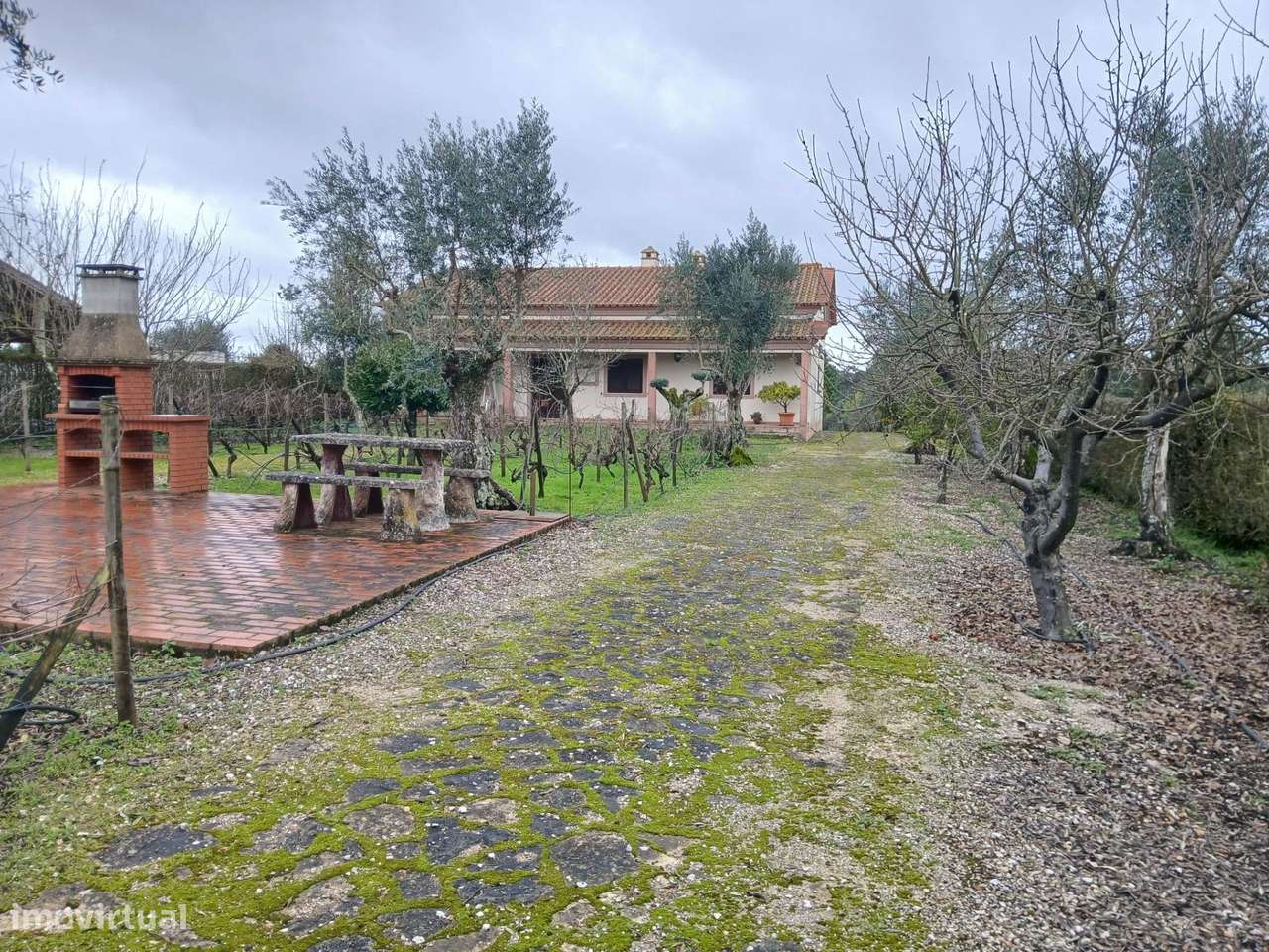 Moradia T4 com Piscina e Terreno Próxima de Constância-17