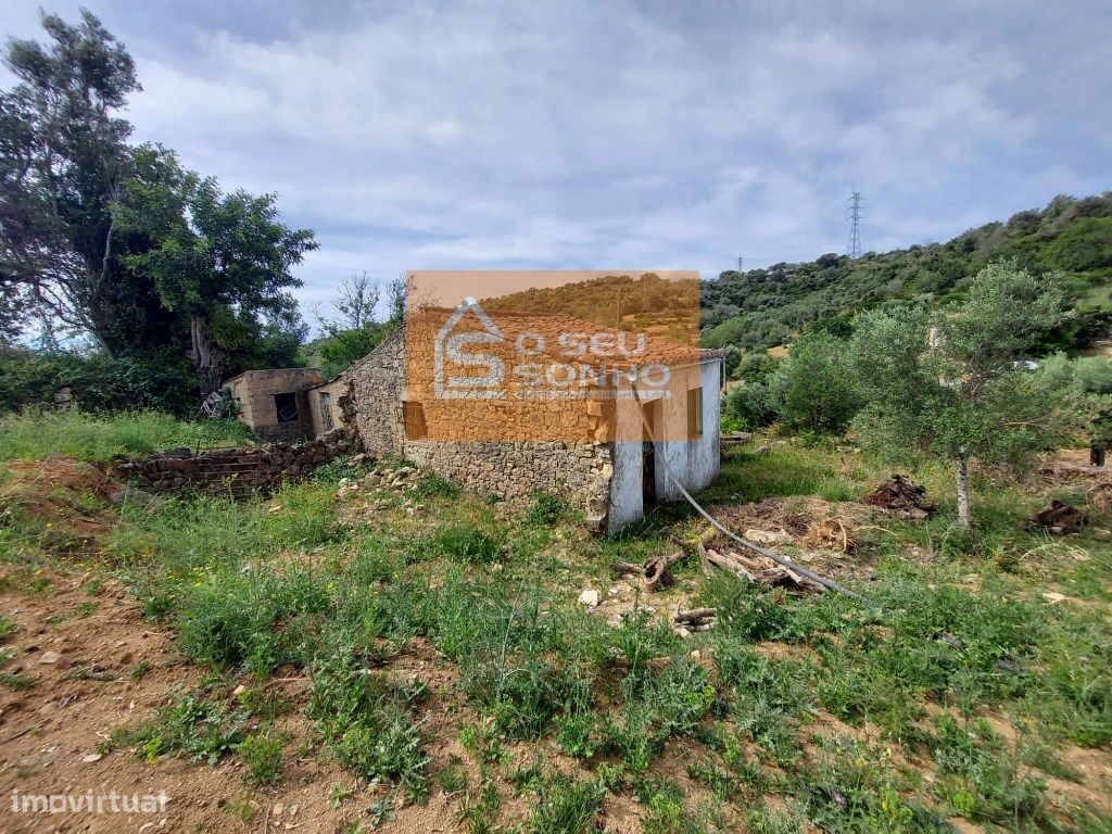 Moradia Antiga para recuperar com Terreno - Grande imagem: 1/21