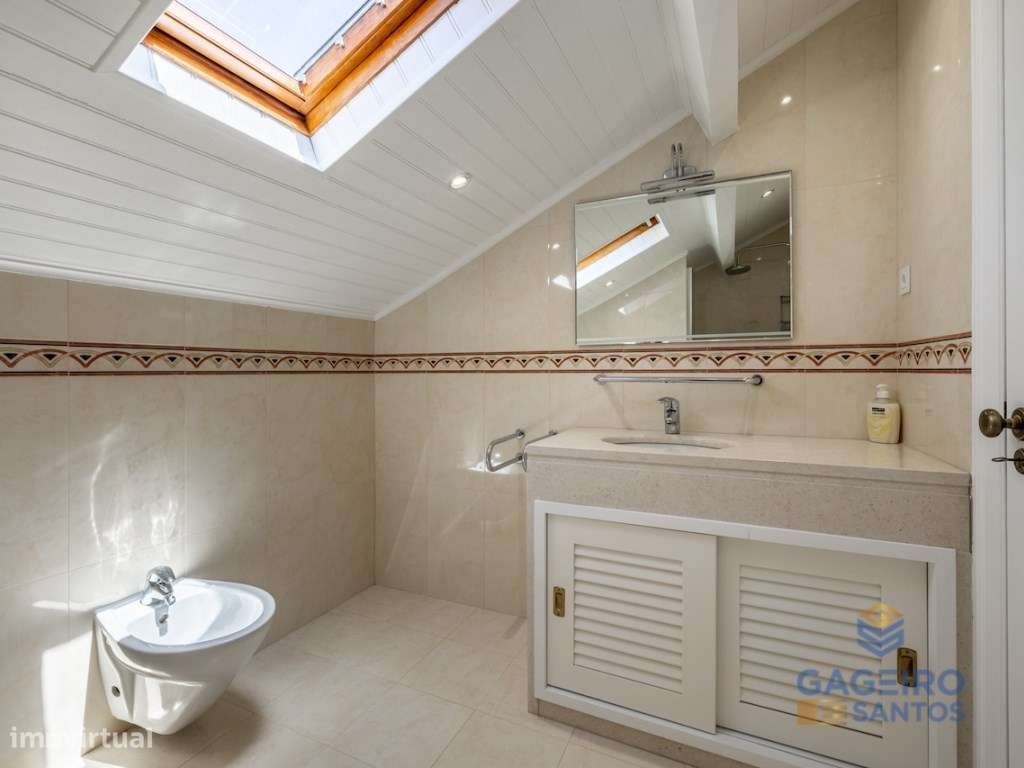 Apartamento Único com Charme Histórico e Conforto Moderno a Passos ...-33