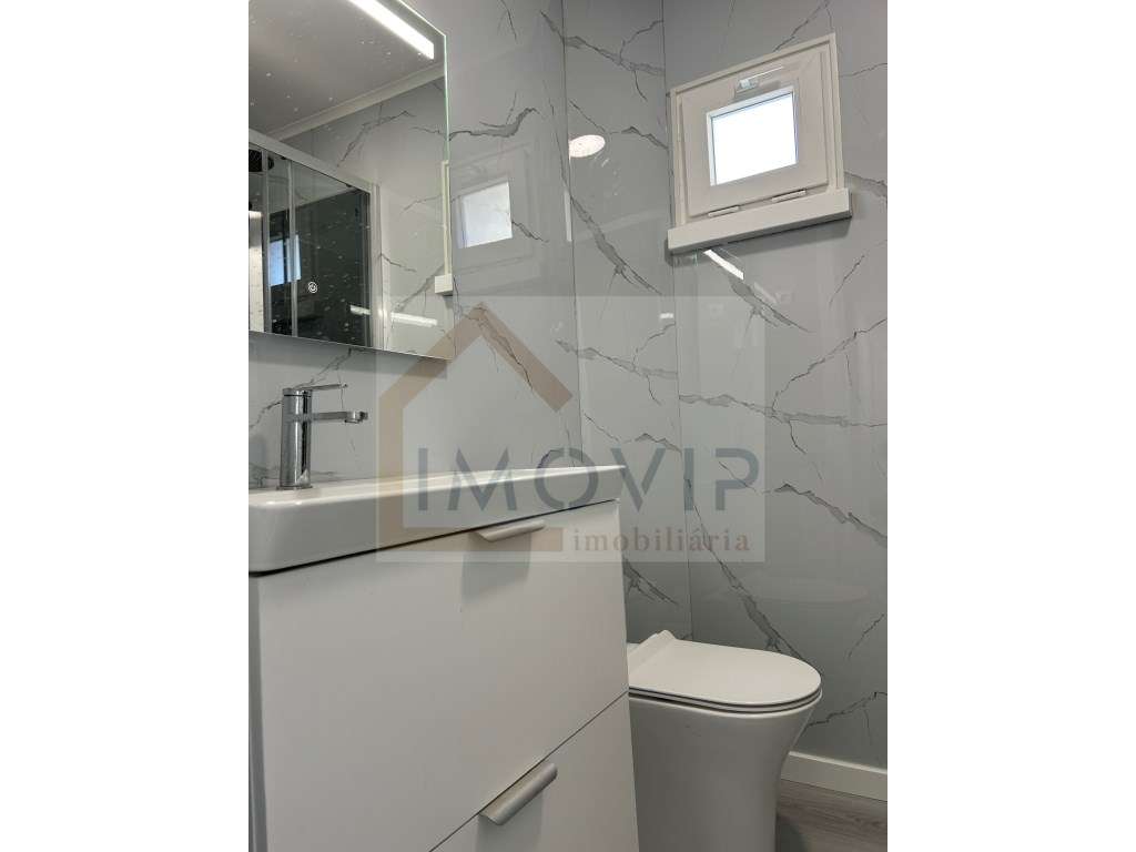 Apartamento T3 Laranjeiro 2º andar-10