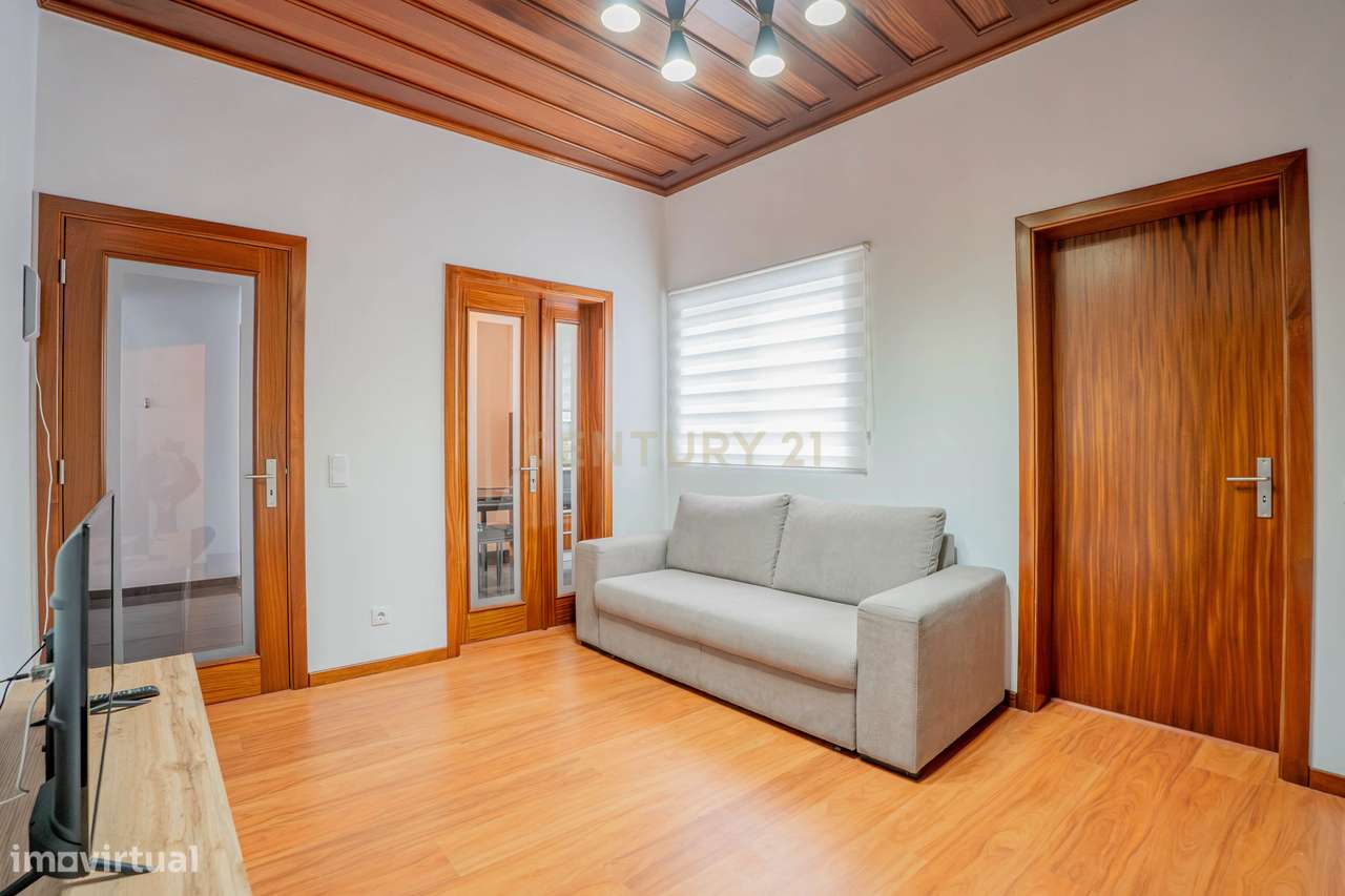 Oportunidade Única: T3 + T2 com Excelente Potencial-19