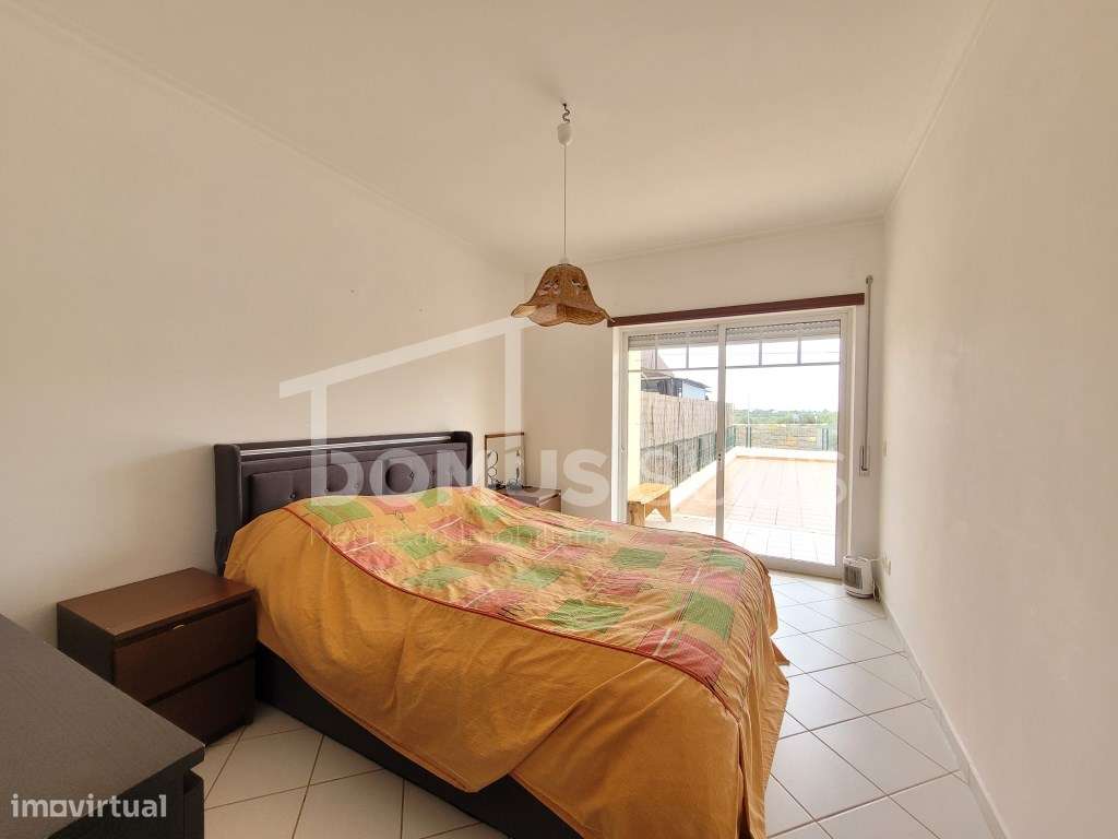 Apartamento T2 em ótimo estado com um terraço enorme-11