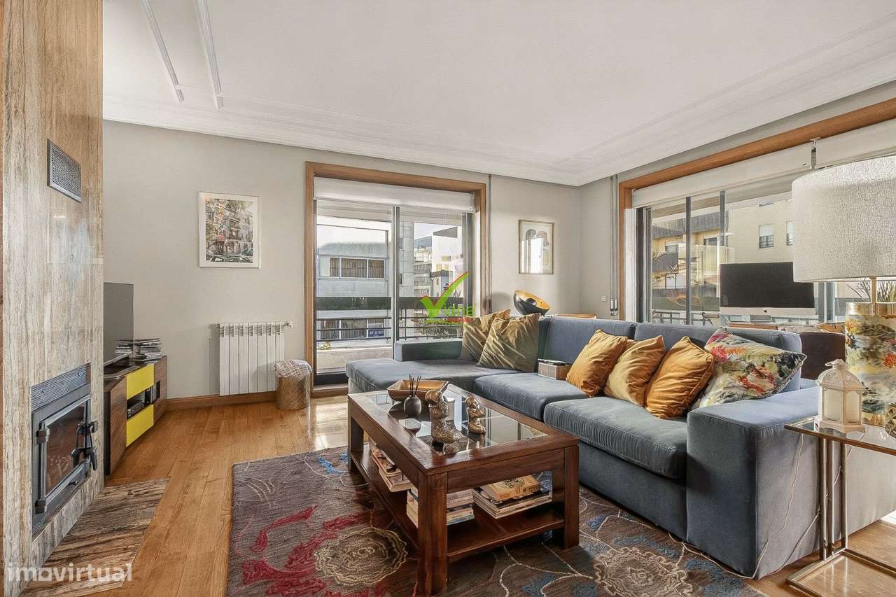 T. 4 com 3 lugares de garagem e arrumos - Centro da cidade da Maia-9