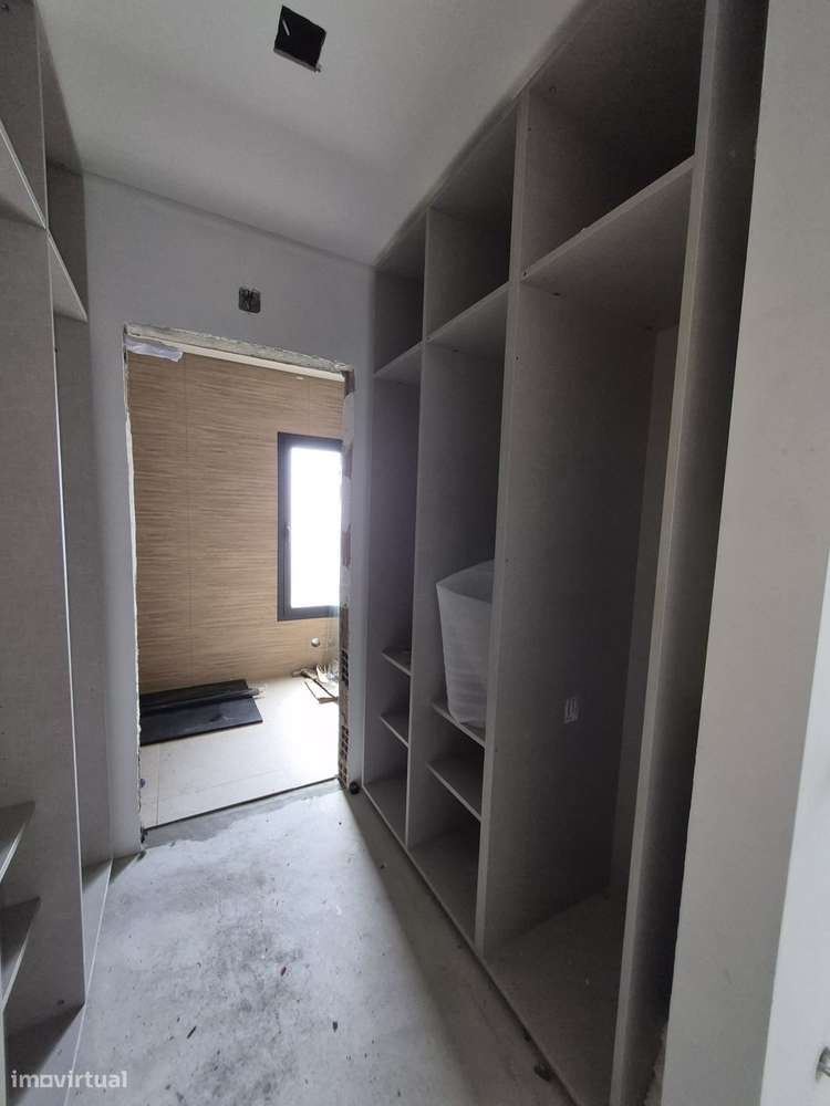 Moradia T3, térrea, geminada com garagem e jardim. Fração "B"-11