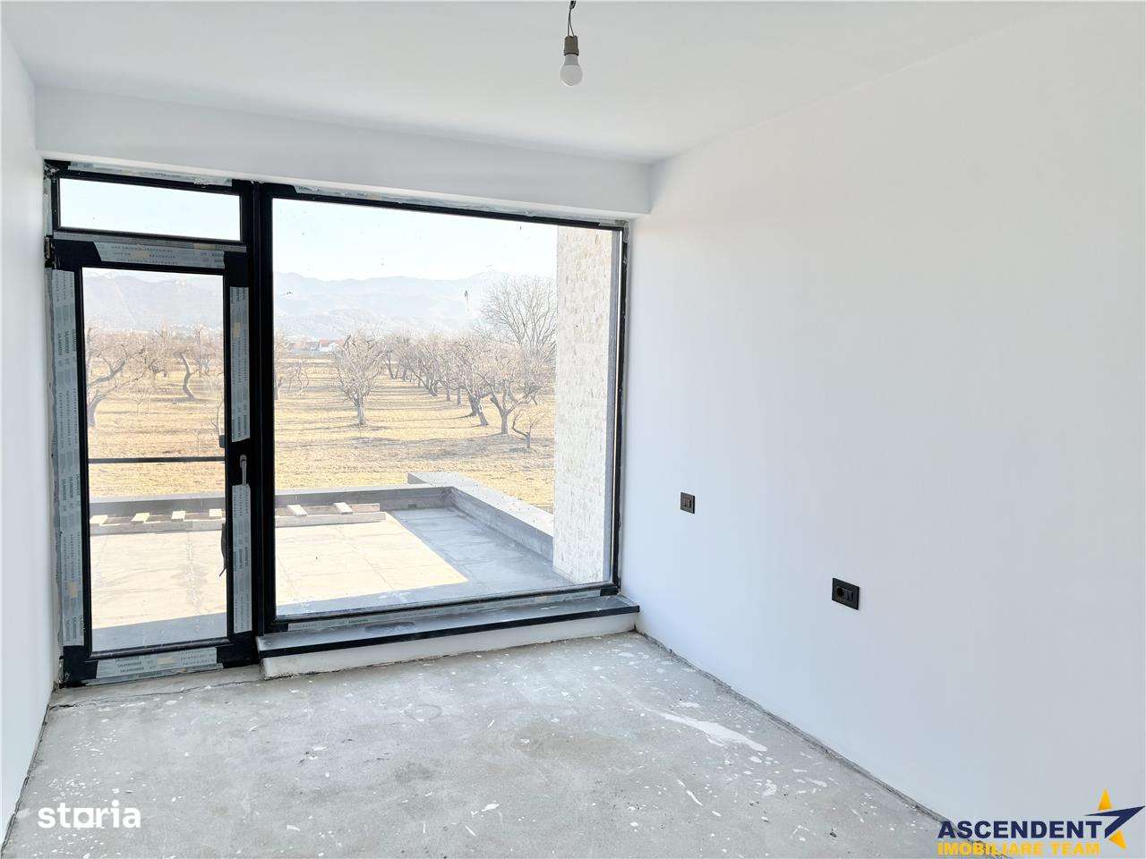 Vila impozanta, aspect deosebit, configuratie tip duplex, view, Brasov - Imagine principală: 4/11