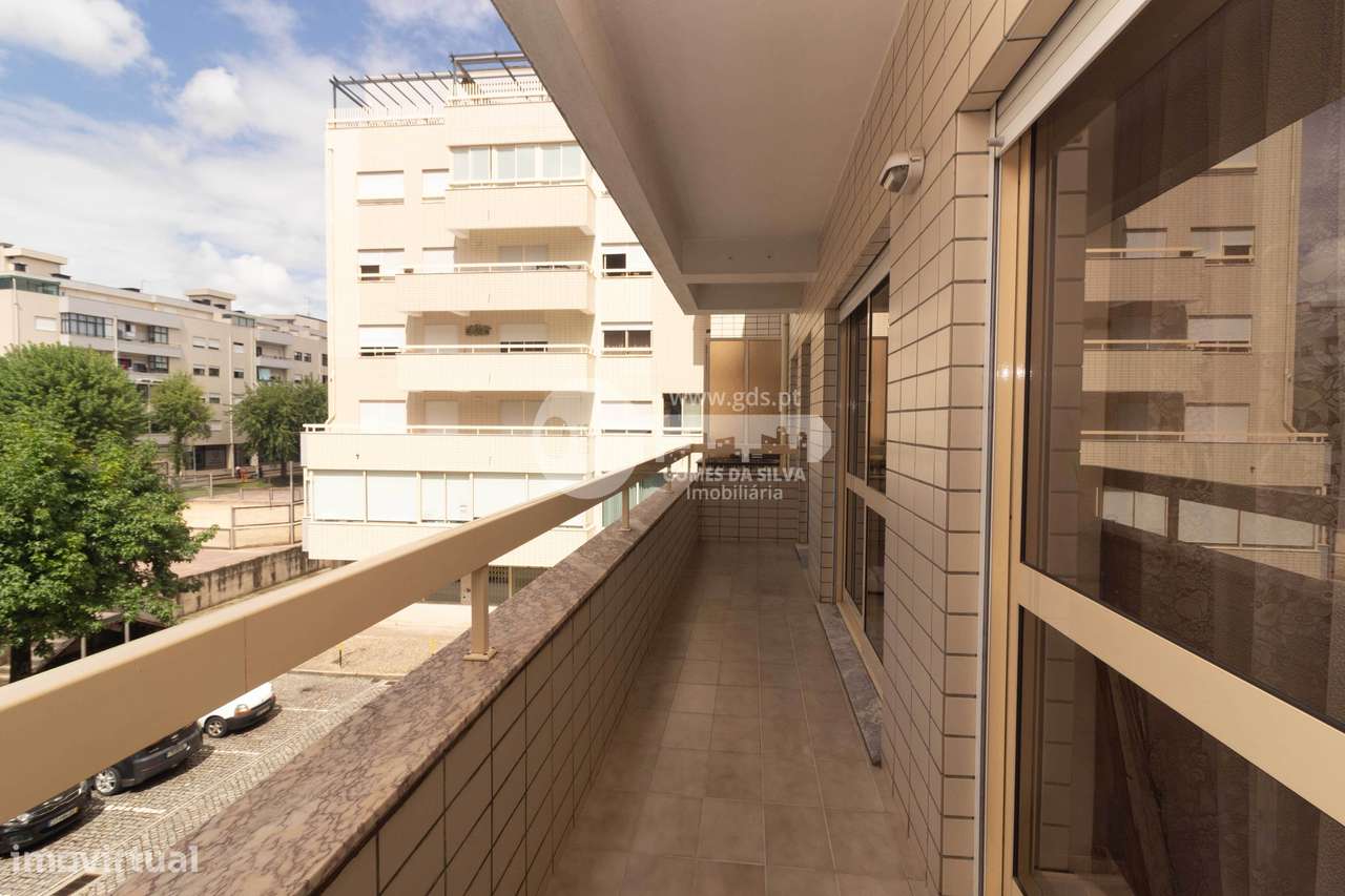 Apartamento T3 c/ lugar de garagem - Edifício do Galo-15