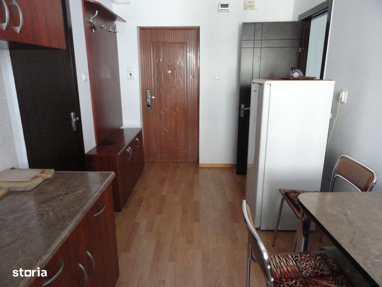 Apartament 1 camera, etaj 2, renovat, centrala pe gaz, complet mobilat - Imagine principală: 2/13