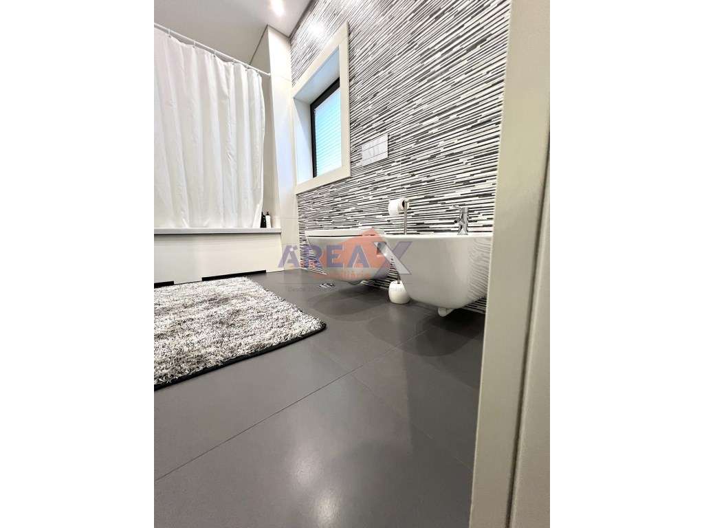 Moradia T4 de Arquitetura Moderna | Excelente Estado-22