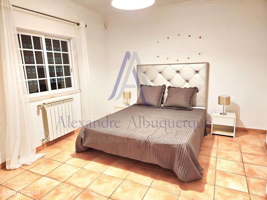 Moradia Isolada T4 de Prestígio com Piscina e Jardim-13