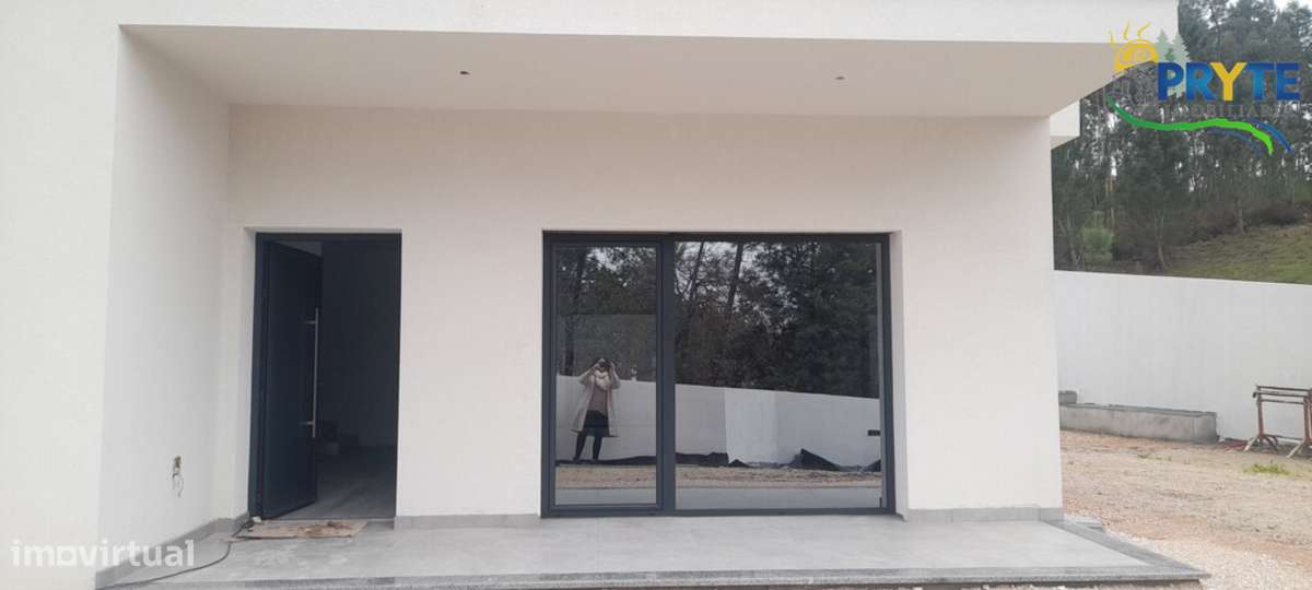 Moradia de tipologia T3 com escritório situada em Ansião - Grande imagem: 3/23