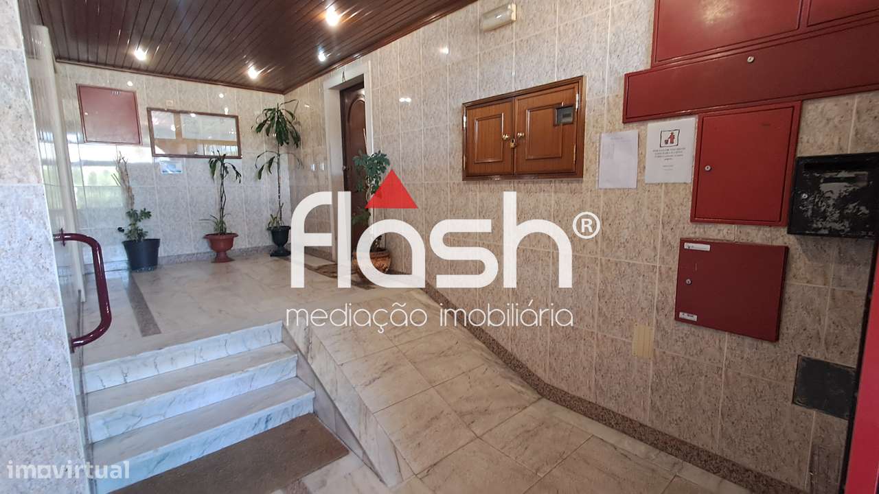 Apartamento T2 c/ parqueamento em Mem Martins-25