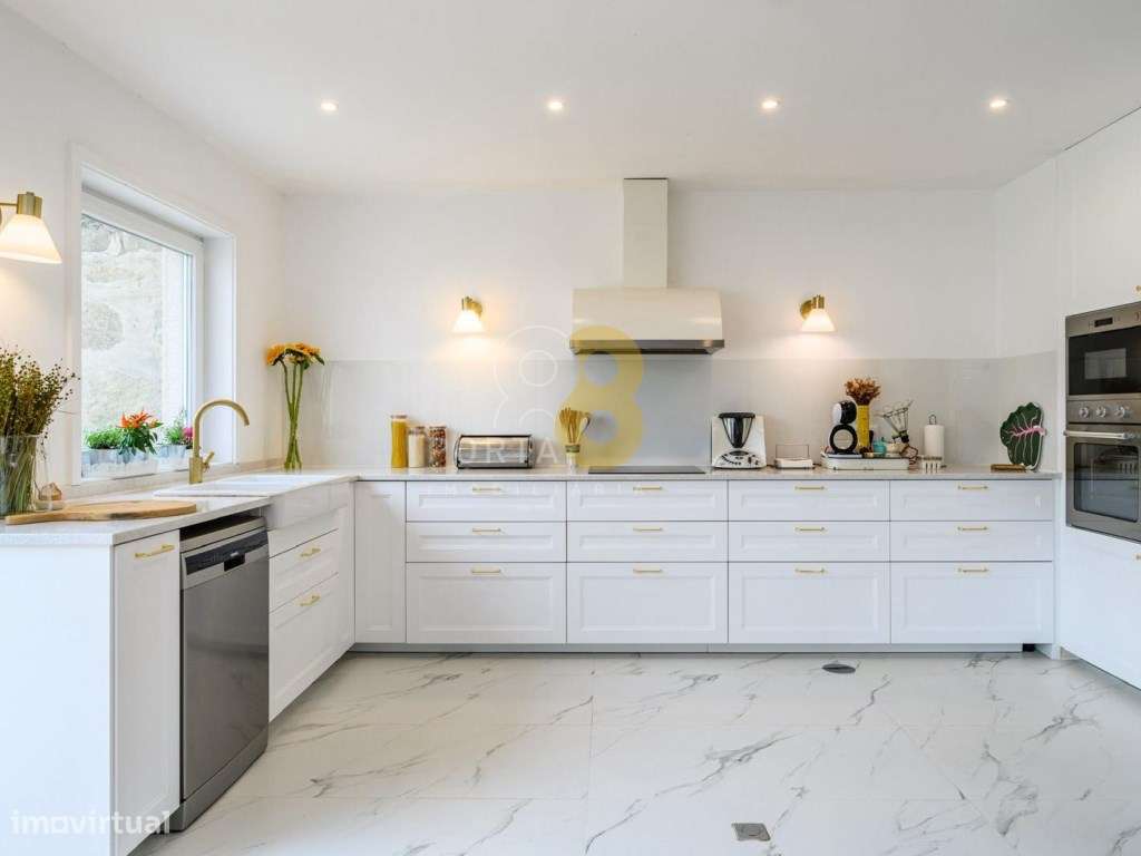 Moradia de Luxo em Aldoar com Piscina e Espaços Exclusivos - Grande imagem: 5/42