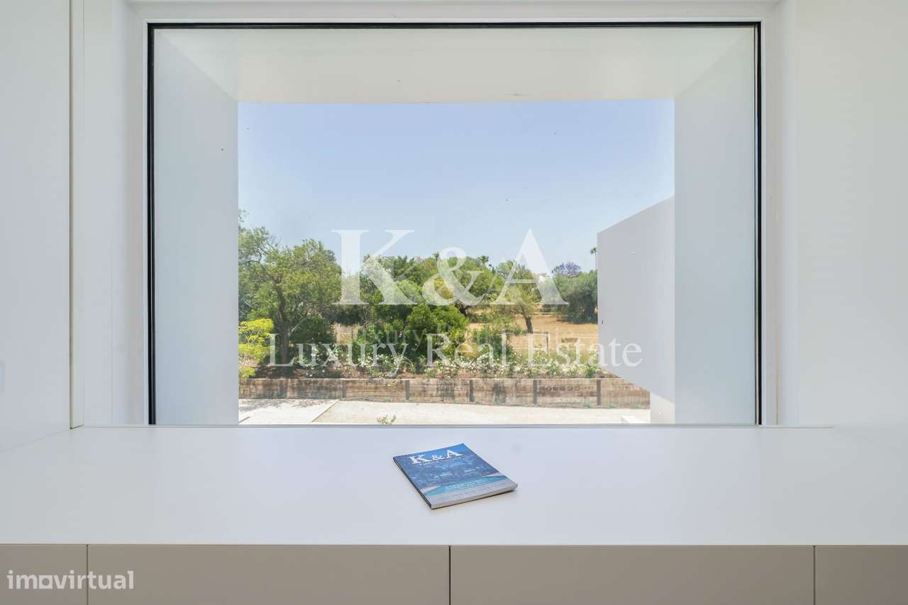 Moradia V6 contemporânea com vistas panorâmicas no Triângulo Dourado,-22