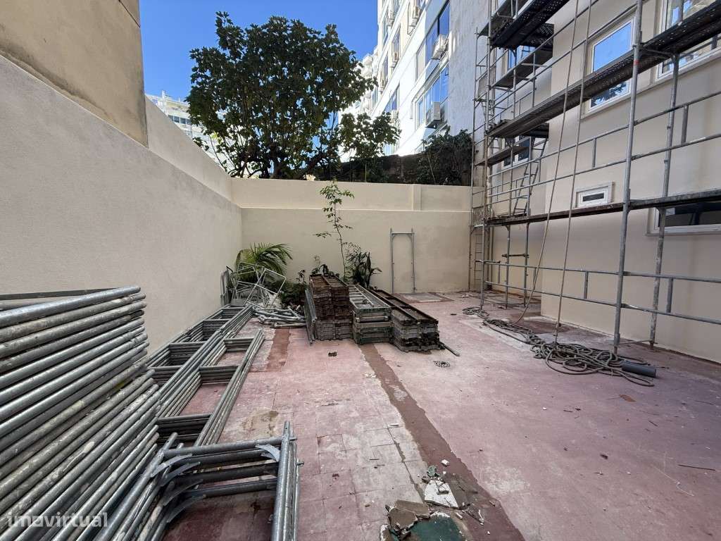 Apartamento para recuperar junto ás Amoreiras-0