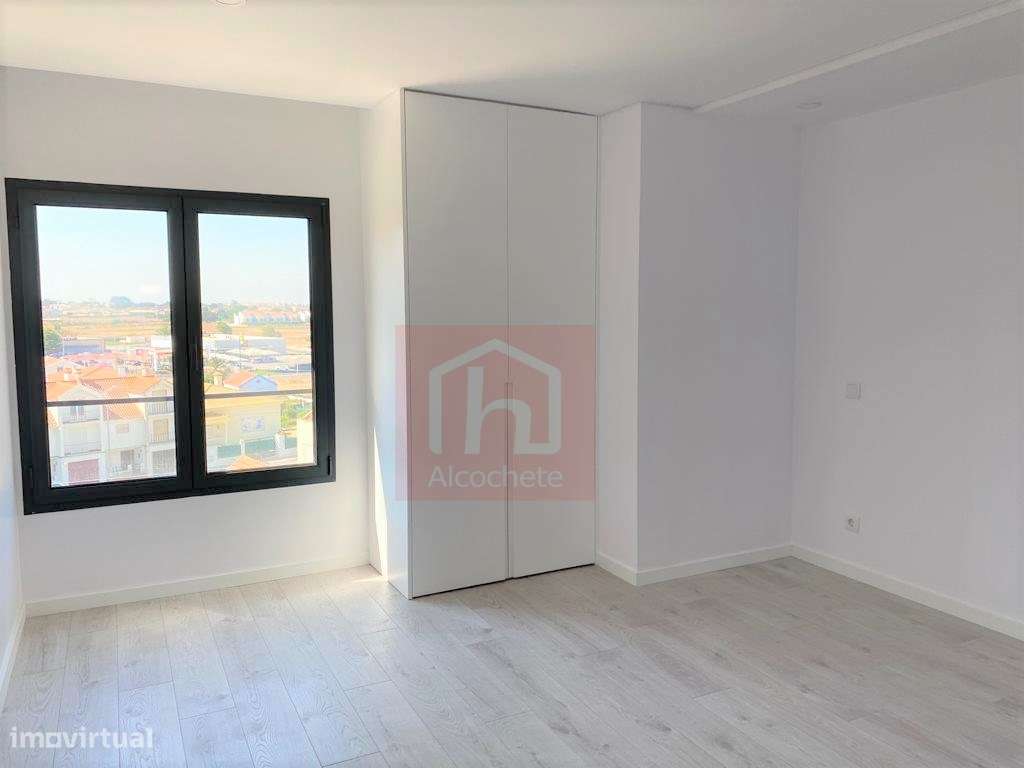 Apartamento T4 Duplex com garagem box no centro de Alcochete-9