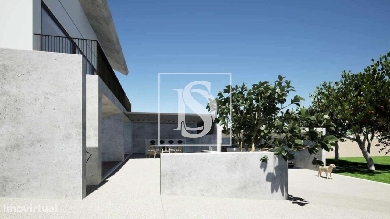 Moradia T4 de três pisos inserido num terreno com 1188m2. Exclente pot-14