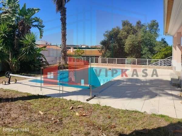 Moradia V3 + 2 em Caixas, com piscina, privacidade e segurança - Grande imagem: 4/52