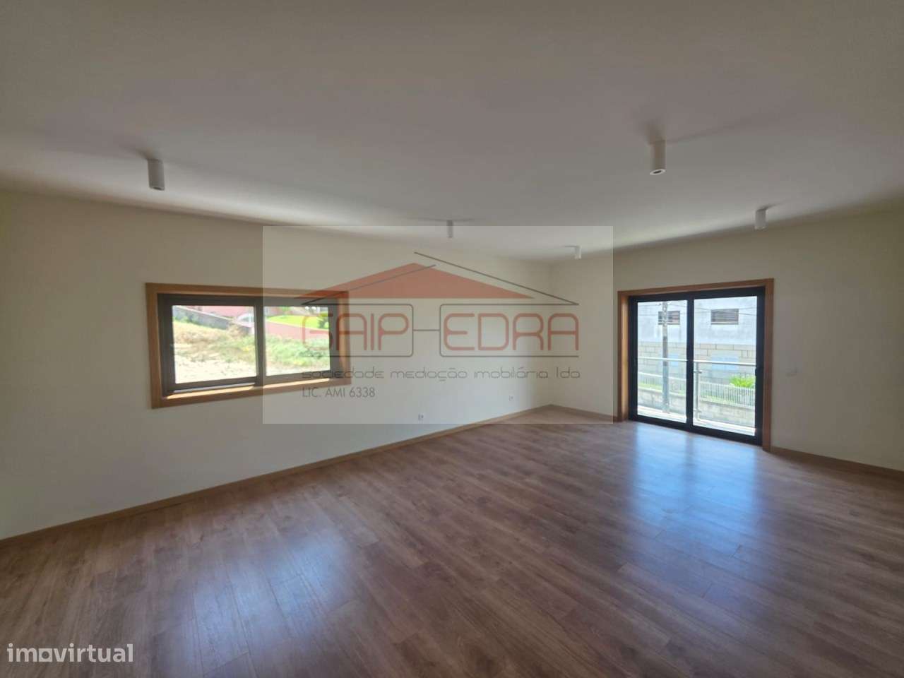 Moradia 4 frentes nova  com 840 m2 terreno em Felgueiras-22