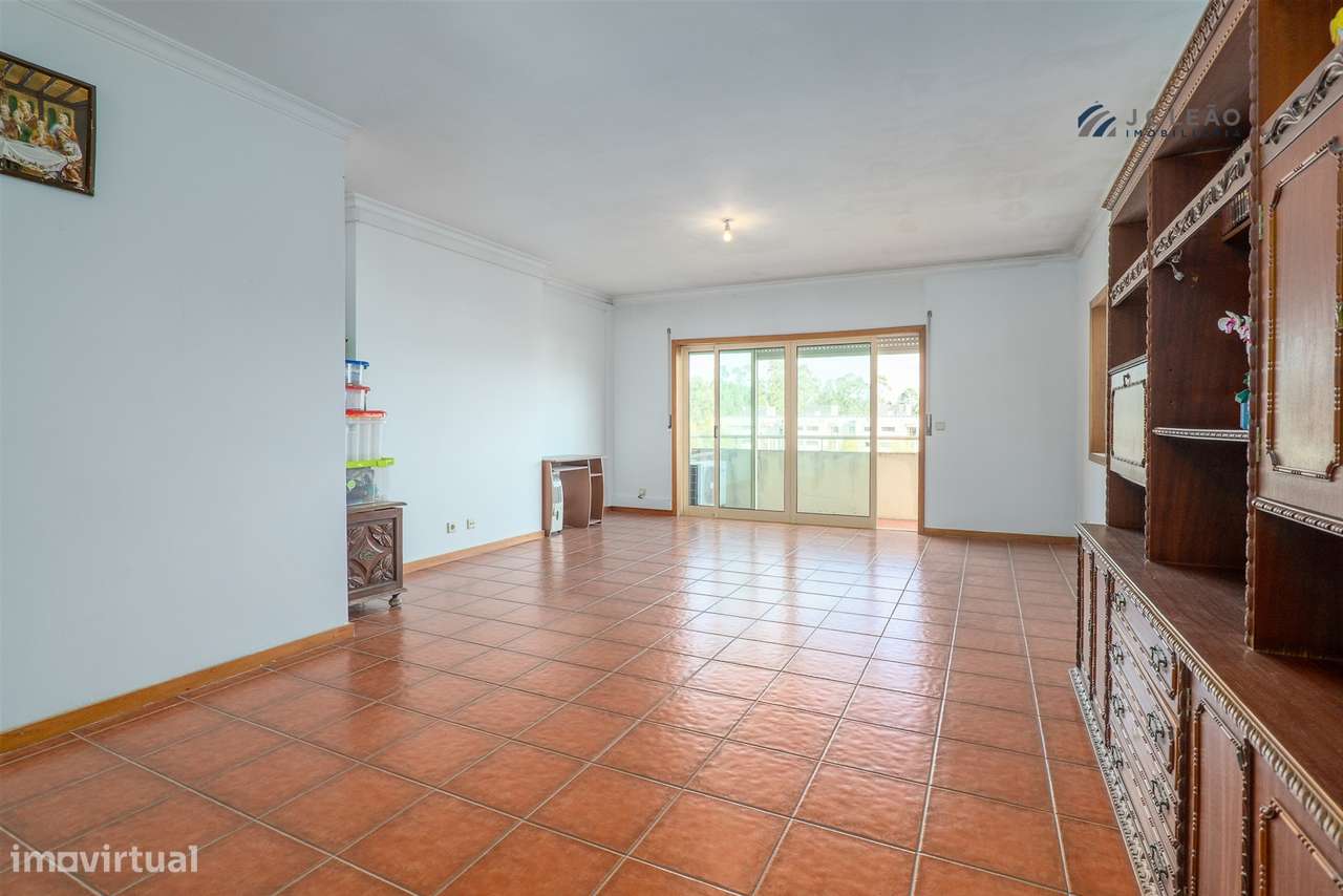 T3 com Excelente Exposição Solar no Coração de Paredes-15