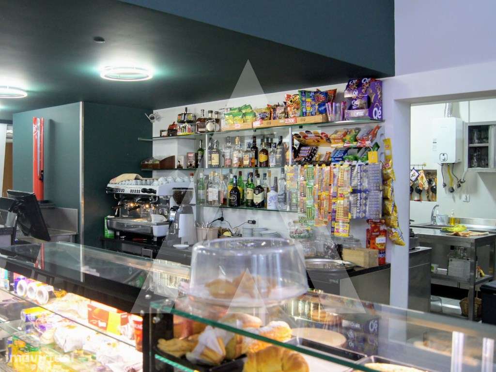 Café para Trespasse no Centro de Albergaria-a-Velha, com jogos da S...-10