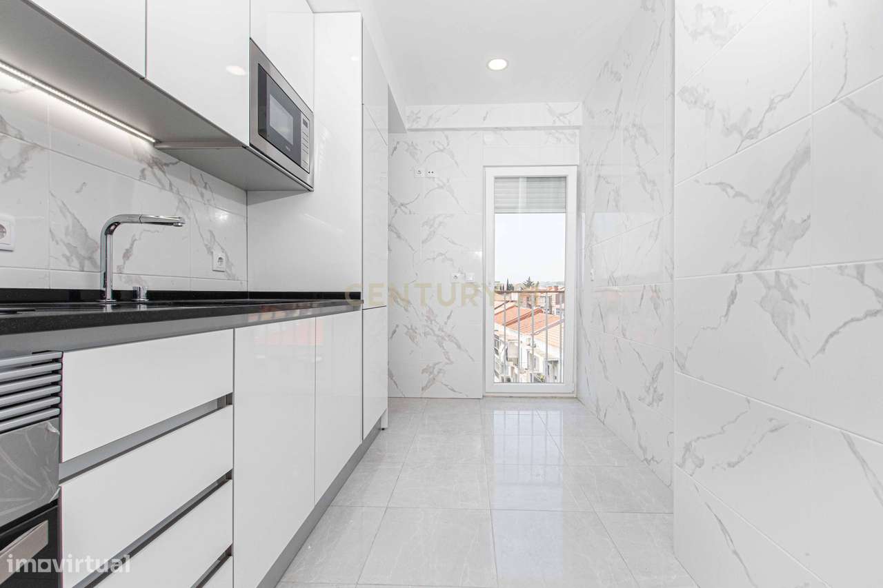 Apartamento T2 Totalmente Remodelado | Odivelas-3