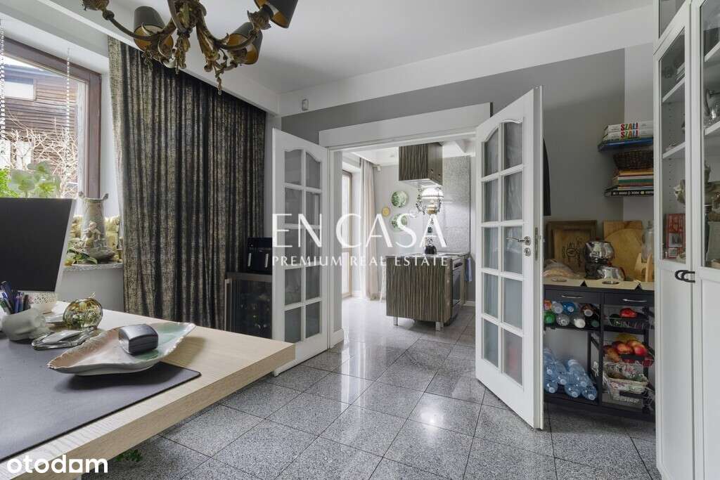 Restauracja przy ruchliwej ulicy.-6