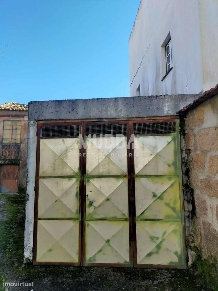 Duas moradias e uma garagem para venda em Gouveia-24