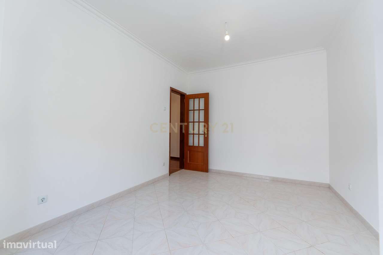 Maravilhoso T1 Remodelado | Moscavide | Excelente Exposição Solar-11