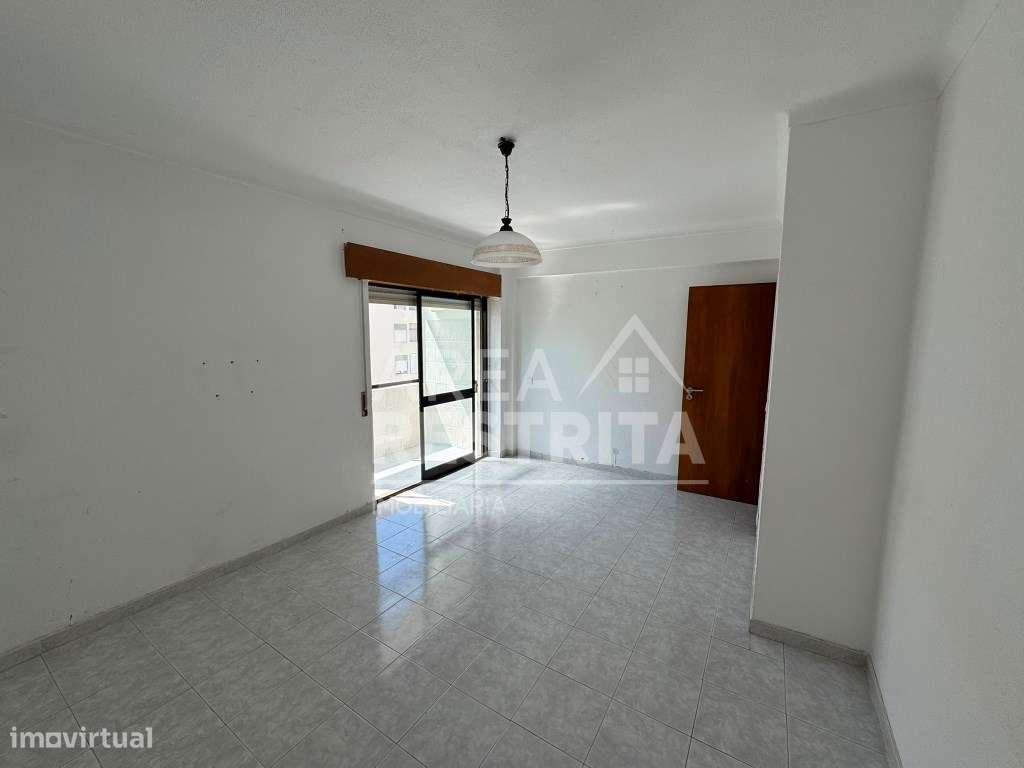 Apartamento T2 no Estádio da Medideira, Amora-2
