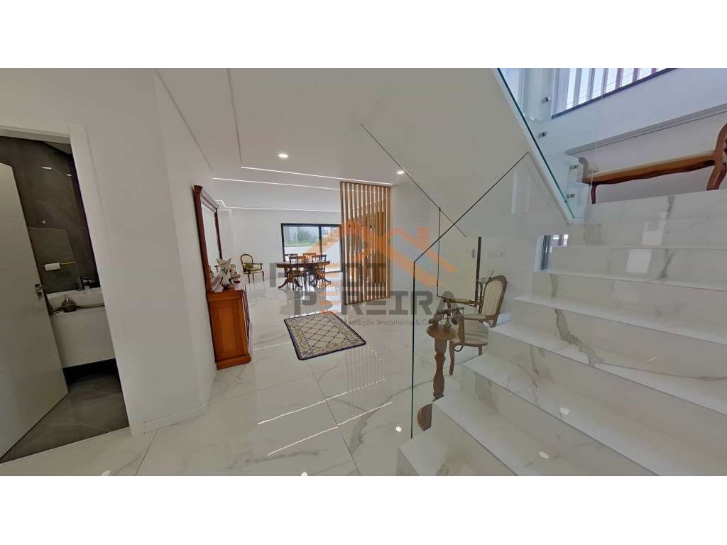 Moradia T3, situada no Casal da Silveira, em Famões-20