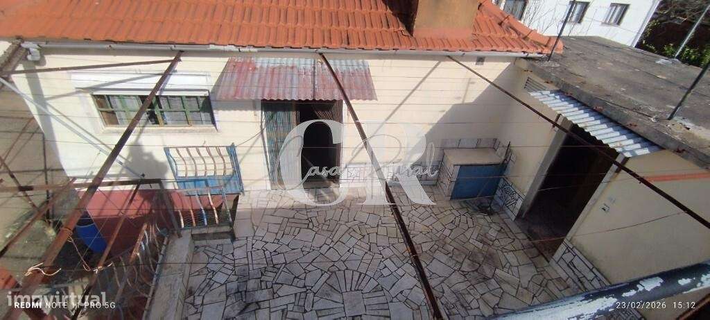 Moradia T3 com vários anexos, terreno e poço-10