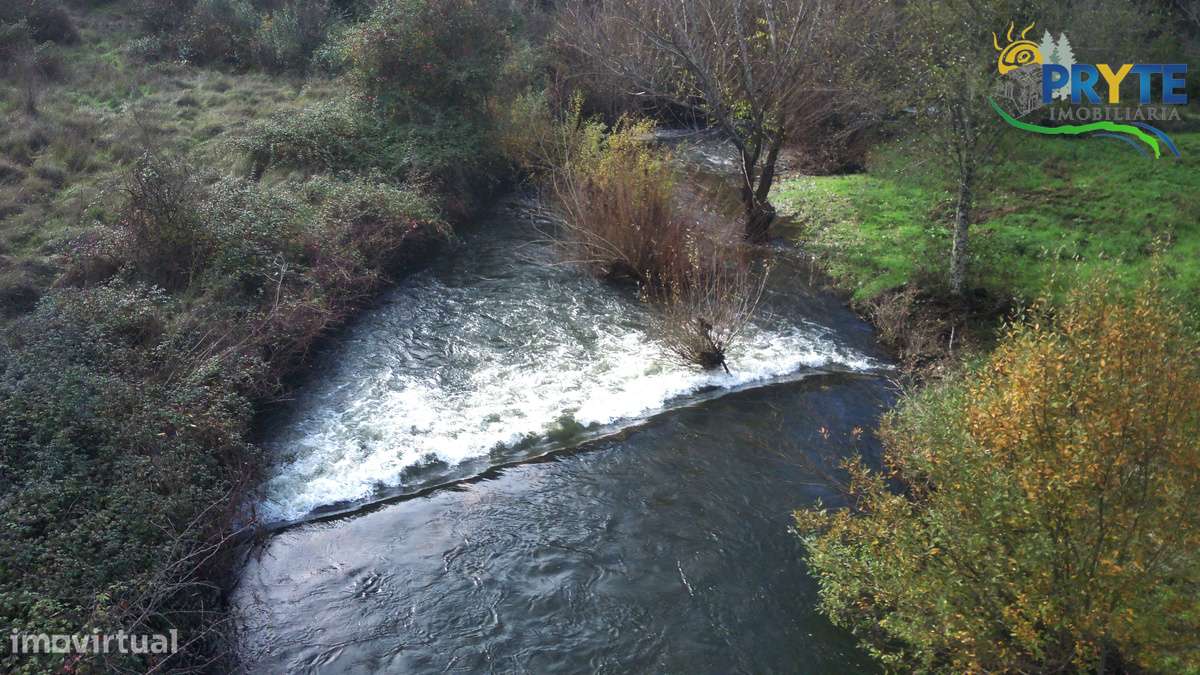 Ruína a confinar com Ribeira-7