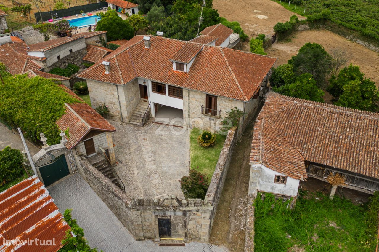 Moradia Histórica com Logradouro, localizada em Amares