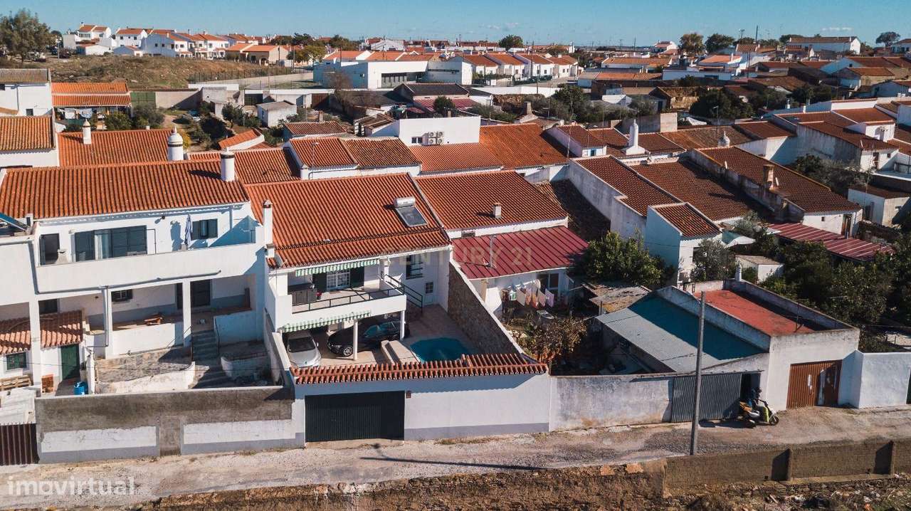 Moradia T3 em Mourão com piscina e vista para o Castelo-24